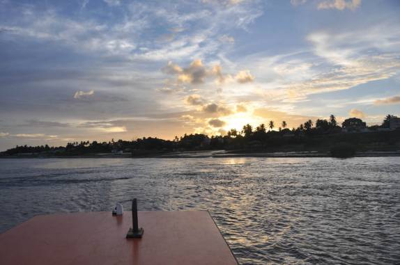 Pôr-do-sol em Marudá, na travessia de barco para Algodoal - PA
